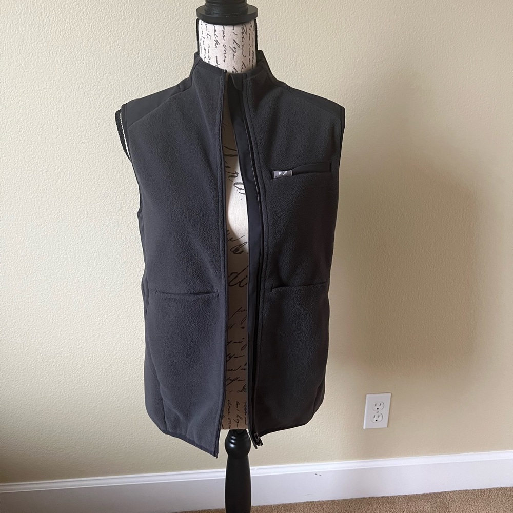 Figs On Shift charcoal gray fleece vest women’s size small